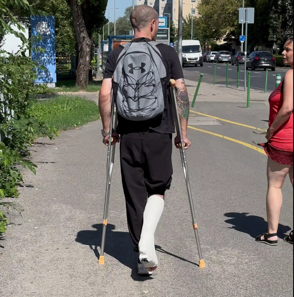 Man slwc in crutches video
